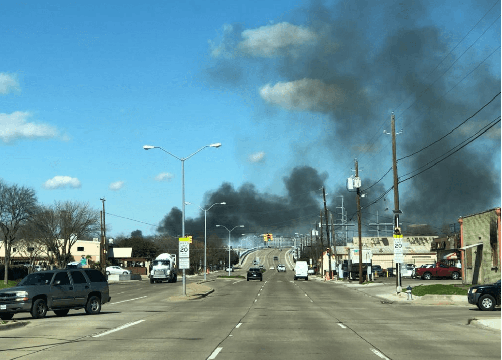 De acuerdo con el departamento de bomberos de esa ciudad, el incendio se expandió por el edificio por lo que tuvo que ser evacuado.