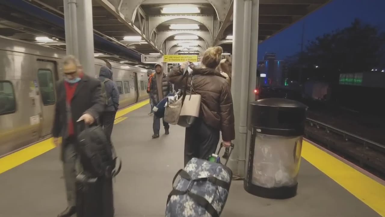 Joven muere tras golpearse la cabeza cuando viajaba entre vagones del subway en Queens