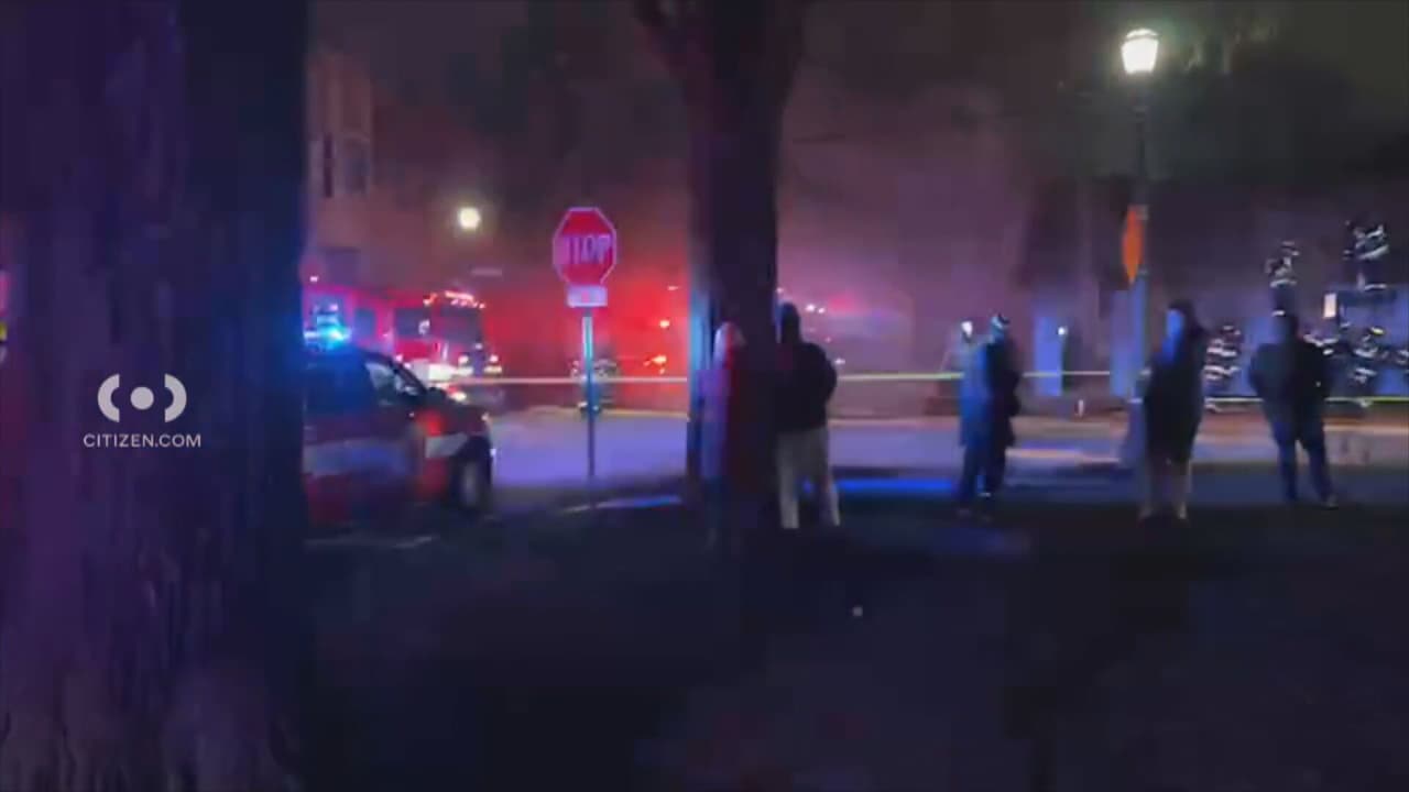 El Departamento de Bomberos señaló que parte del edificio fue una pérdida total, pero no se reportó ningún herido.