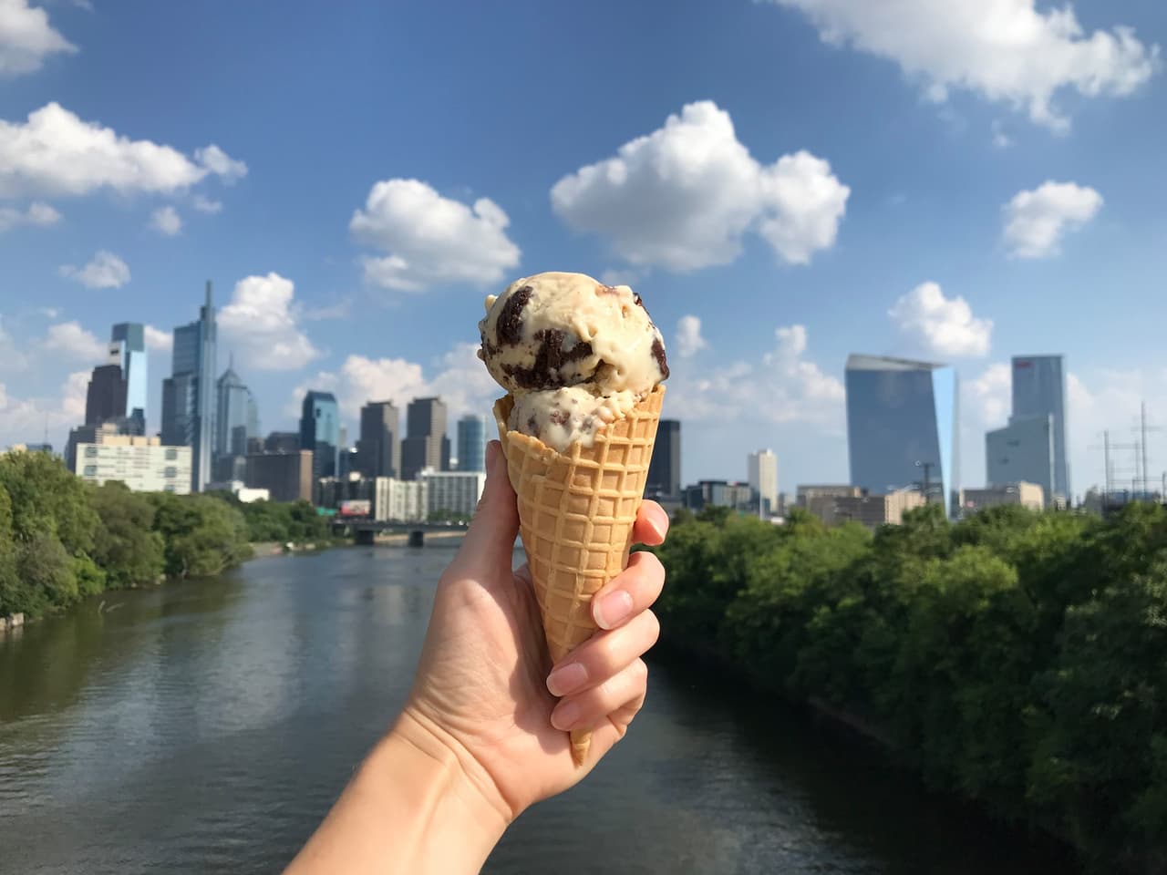 <b><a href="https://www.milkjawn.com/">Milk Jawn: </a></b>Uno de los más recientes en la ciudad. Hechos al estilo de Filadelfia, sin huevos, han incluido "sticky rice" con mango vegano y “Take Me Out to the Phillies”, un helado con una base de palomitas de maíz con mantequilla, maní y un remolino de caramelo. Los sabores más populares de Milk Jawn hasta ahora: leche y galletas, cuajada de limón con remolino de arándanos y albahaca y Earl Grey con panal.