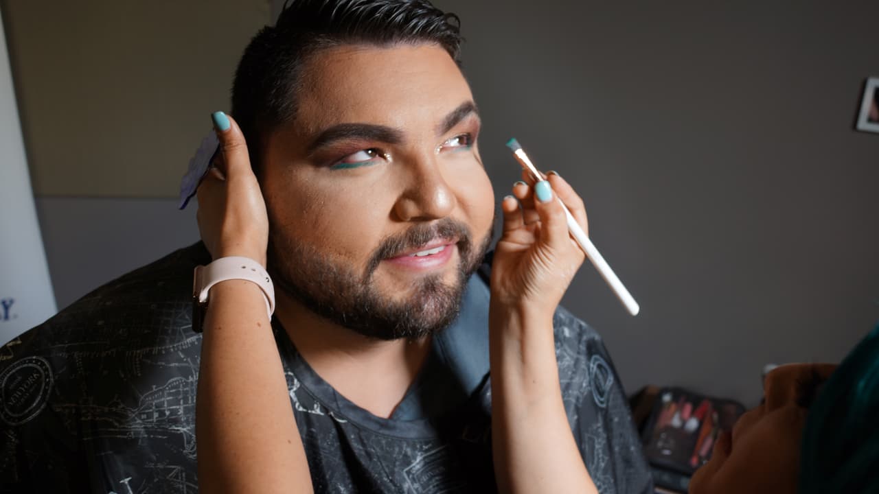 El Tambochi pago la apuesta contra El Compa Ivan cambiando de 'look' por un día.