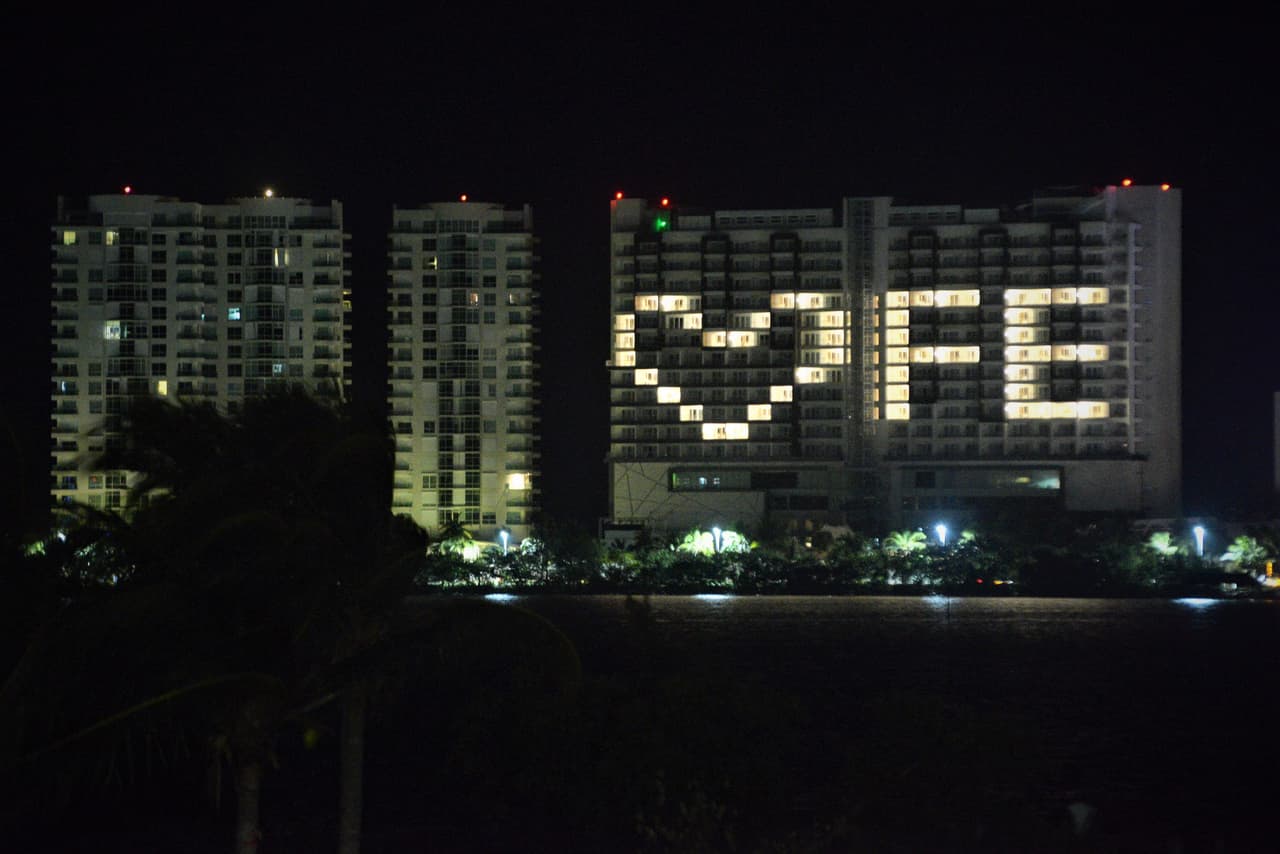 <b>“Fe”.</b> El Sunset Royal, uno de los 60 hoteles cerrados hasta nuevo aviso por la cuarentena oficial en Cancún, México, mostró este mensaje de aliento a los afectados por el coronavirus. 1 de abril.
<br>