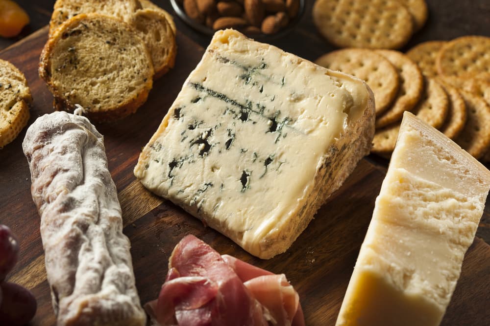 El primero de los tips que debes tomar nota es incluir variedad de texturas y sabores en cuanto a quesos, de esta forma tus invitados puedes elegir el de su preferencia e inclusive se pueden permitir conocer nuevos sabores.