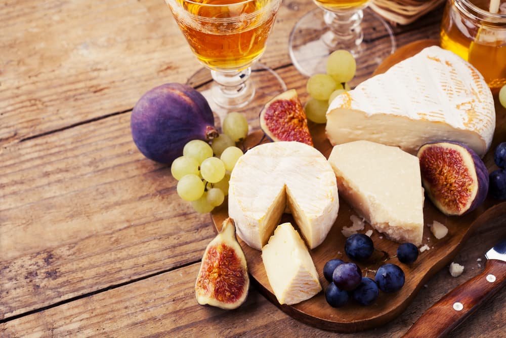 De frutos secos opta por nueces confitadas y pistachos. También hay frutas secas y de temporada que puedes incluir como: higos, cerezas, manzanas y peras.