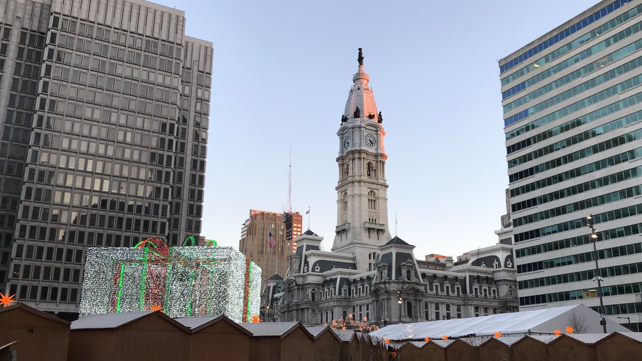 City Hall nunca seve tan bonito como en esta temporada. Otra foto que no puede faltar es en "The Present".