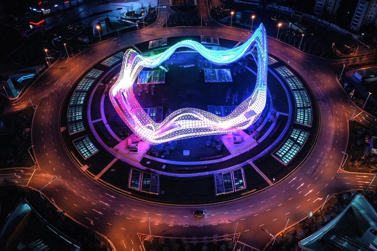 Una rotonda que usualmente es muy transitada en Valle Óptico, se ve completamente vacía.