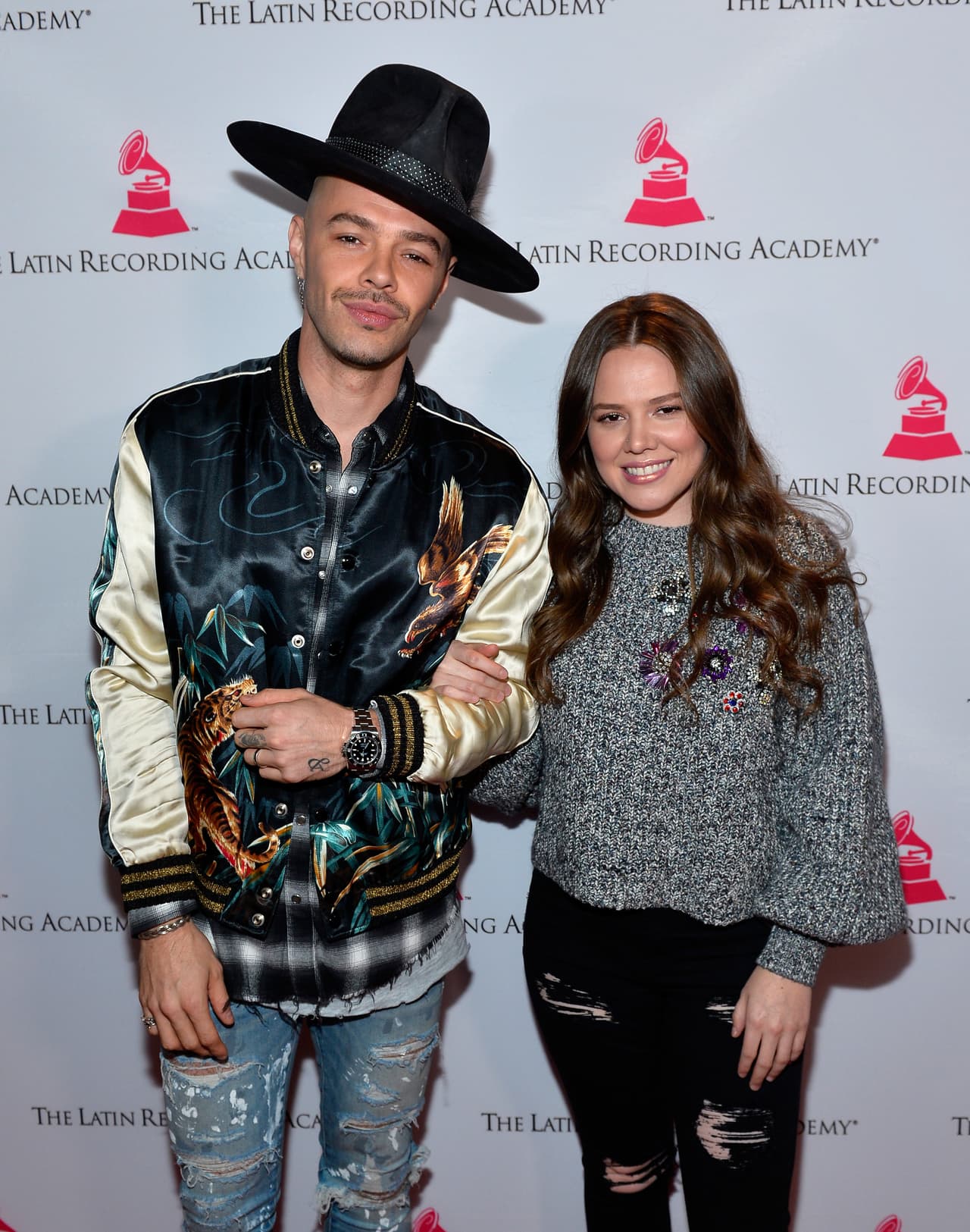 Cuando se habla de hermanos en la farándula, es imposible no mencionar al dueto
<b>Jesse & Joy</b>, que han logrado posicionarse en el mundo de la música y ganado varios premios, incluyendo un
<b>GRAMMY</b> americano por sus disco
<b>'Un Besito Más'</b>.