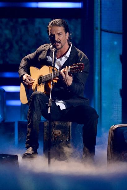 Ricardo Arjona subió al escenario con guitarra en mano para interpretar 'Puente'.