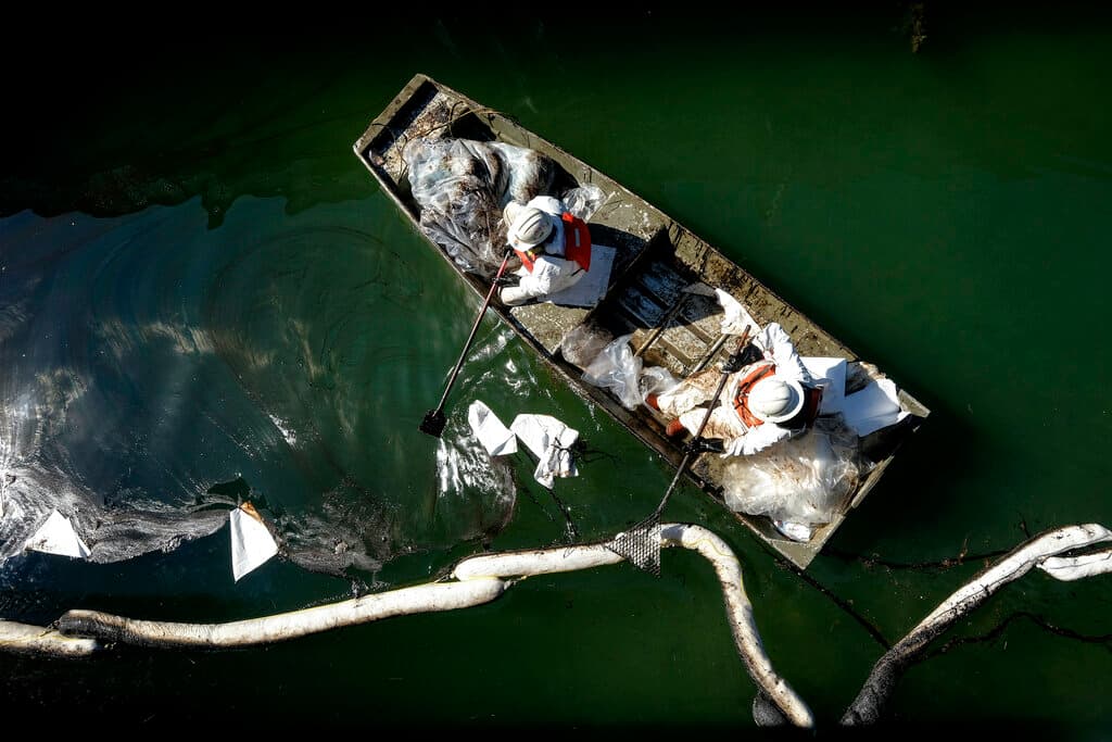 El ancla de un barco pudo haber causado el derrame de petróleo en California, asegura una agencia federal