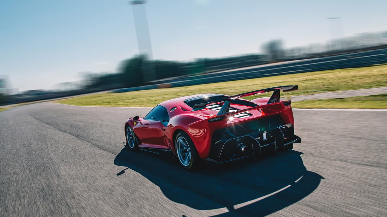 Ferrari no ha dado a conocer el costo implicado en el desarrollo de este vehículo, pero teniendo en consideración el tiempo y recursos que tomo desarrollarlo, no cabe duda de que su valor se encuentra en los ‘millones’ de dólares.