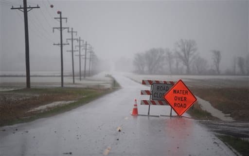 Intensa lluvia en Airline Road, que fue cerrado por el mal clima, en Henderson County, Kentucky.