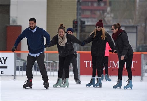 Este grupo de amigos aprovecha la nevada en Reno.
