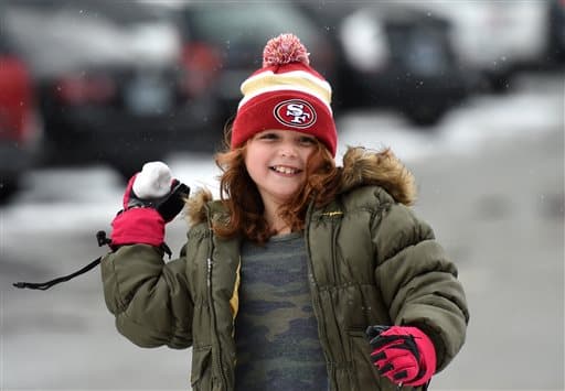 Sophia Klesow, de 8 años, de Concord, California, juega con una bola de nieve en Reno.