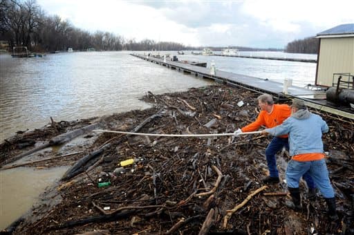 Mike Simmons y Bruce Johnson empujan madera en New Plaza Marina en Evansville, Indiana.