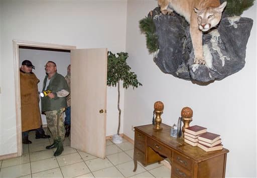 Perry May inspecciona los daños ocasionados por la lluvia en su edificio en Dekalb, Texas.