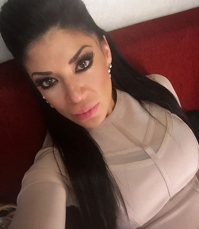 Además de tener hermosos ojos, Vicky aplica maquillaje para acentuar sus facciones.