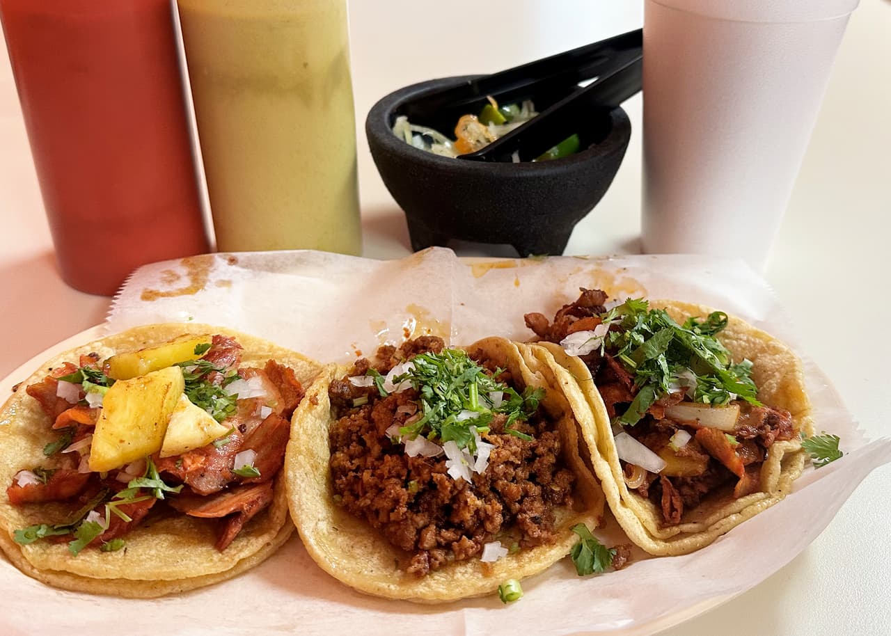 <b>Estos tacos sí que se lucen </b>| La Villita
<br>Lucidos Tacos 
<br>4147 W 26th St. Chicago, IL 60623 
<br>(773) 739-2746 
<br>Lun. Cerrado 
<br>Mar. - Vie. 10 am-8 pm 
<br>Sab. 10am-10pm 
<br>Dom. 10am-7pm
<br>Tipo de Pago: Tarjeta y efectivo
<br>
<br>Reseñas: 
<br>Al sólo entrar, la familia Lucido nos dan la bienvenida y nos guían a un amplio comedor donde escogemos nuestra mesa. Sobre las paredes anaranjadas, elementos tradicionales mexicanos como sarapes, sombreros y papel picado complementan la decoración. 
<br>
<br>Los dueños, Adán y Andrea Lucido cuentan que preparan su comida al estilo veracruzano “con un toque ‘jalisquillo’”, comparte Doña Andrea. Por su parte, Don Adán comenta, “Vamos jugando con los condimentos… agarrar un poco de comino de ellos [Jalisco] con el toque de nosotros, de Veracruz”, y advierte, “Comemos picoso”. 
<br>
<br>Lucidos Tacos ofrece nueve diferentes clases de tacos, entre los cuales destacan el de chorizo, al pastor, asada, y según los dueños, el más popular de todos: el taco toro. Esta versión viene llena de carne al pastor y chorizo, bañada en una salsa roja, tan picosa que se nos salen los ojos. Para balancear la intensa sensación—Don Adán no bromeaba cuando dijo que comían “picoso”— la salsa lleva pedazos de piña, cebolla y cilantro. El taco toro destaca por su sabor agridulce, y lo picoso se puede bajar con una refrescante agua de horchata. 
<br>
<br>Cada platillo viene acompañado con una ensaladilla de cebolla y chile habanero, además de salsas verde y roja—para el que se atreva. Aunque no tocan música, se pueden ver las noticias. Después de comer, los satisfechos clientes se van diciendo, “valió la pena venir hasta acá”. 
<br>
<b>—Miranda Bucio</b>