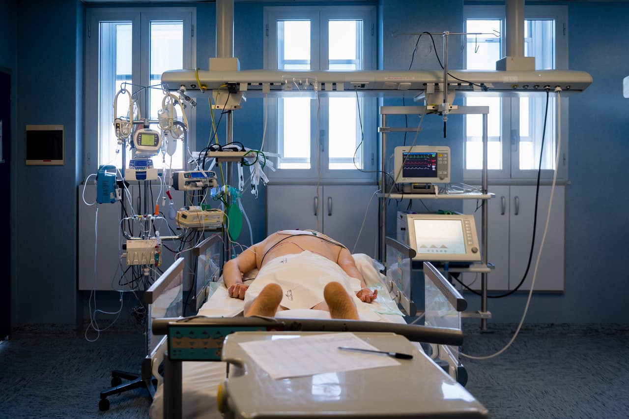 <b>Pacientes jóvenes complicados.</b> Aunque los más expuestos a enfermar severamente de covid-19 son las personas mayores o con enfermedades preexistentes, las autoridades han reportado que algunas personas jóvenes y saludables se han complicado y fallecido. En la fotografía un joven enfermo en una unidad de cuidados intensivos de Cremona, Italia. 29 de marzo.