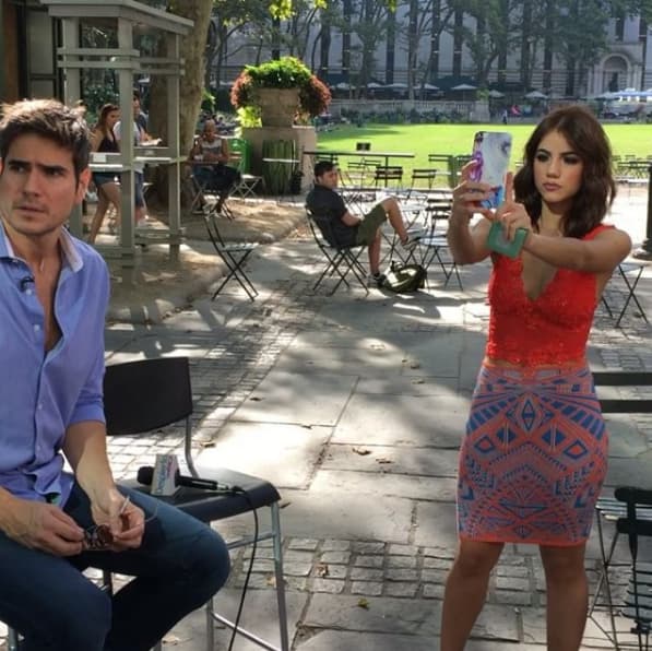 En los ratos libres siempre hay tiempo para una ´selfie´ sino pregúntenle a la guapa Ela Velden.