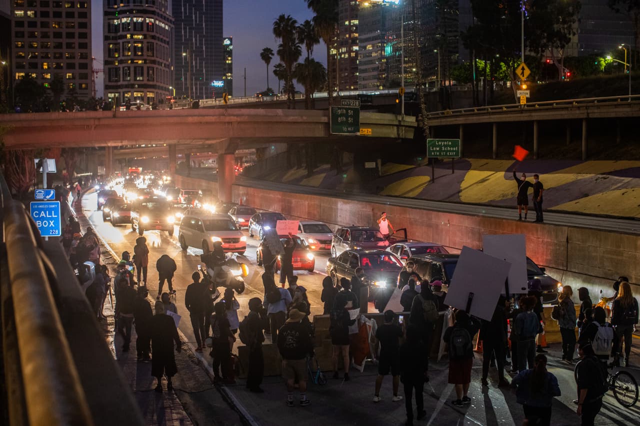 "
<b>Debido a las protestas en curso esta noche, le instamos a evitar el área del centro de Los Ángeles, incluidas las calles laterales y autopistas.</b> Nuevamente, evite el área de DTLA esta noche debido a las continuas protestas", informó el LAPD a las 8:00 p.m.