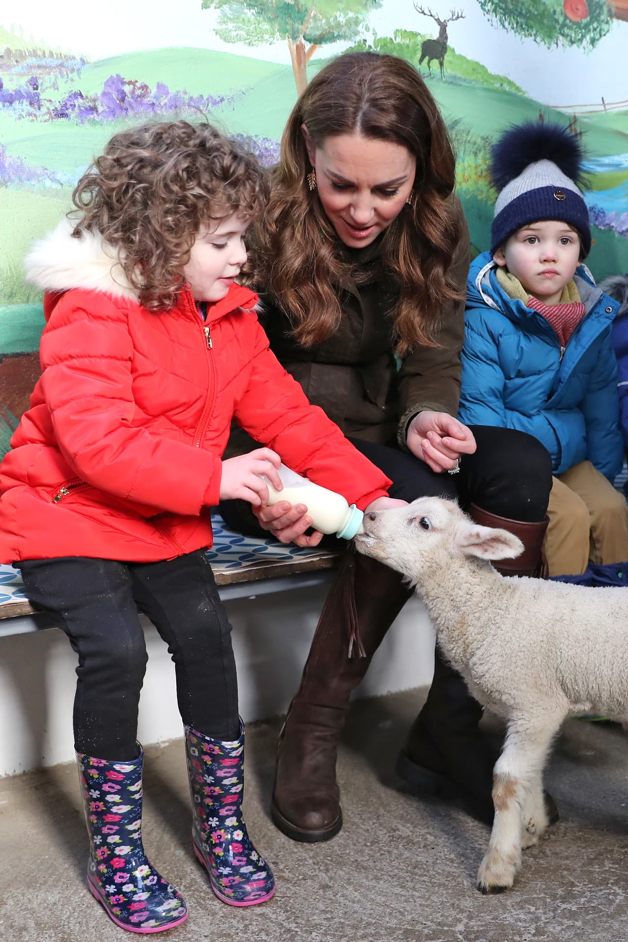 Una niña aprovechó para ayudarle.
