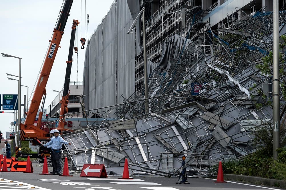 Una mujer de unos 50 años murió tras golpearse contra una pared después de haber sido arrastrada por el viento al cruzar una calle, según mostraron imágenes de las cámaras de vigilancia, explicó la policía. Además, un hombre de 87 años fue encontrado muerto bajo un árbol el lunes por la mañana en el vecindario de Chiba, según un portavoz policial. En la imagen, el aeropuerto de Haneda.