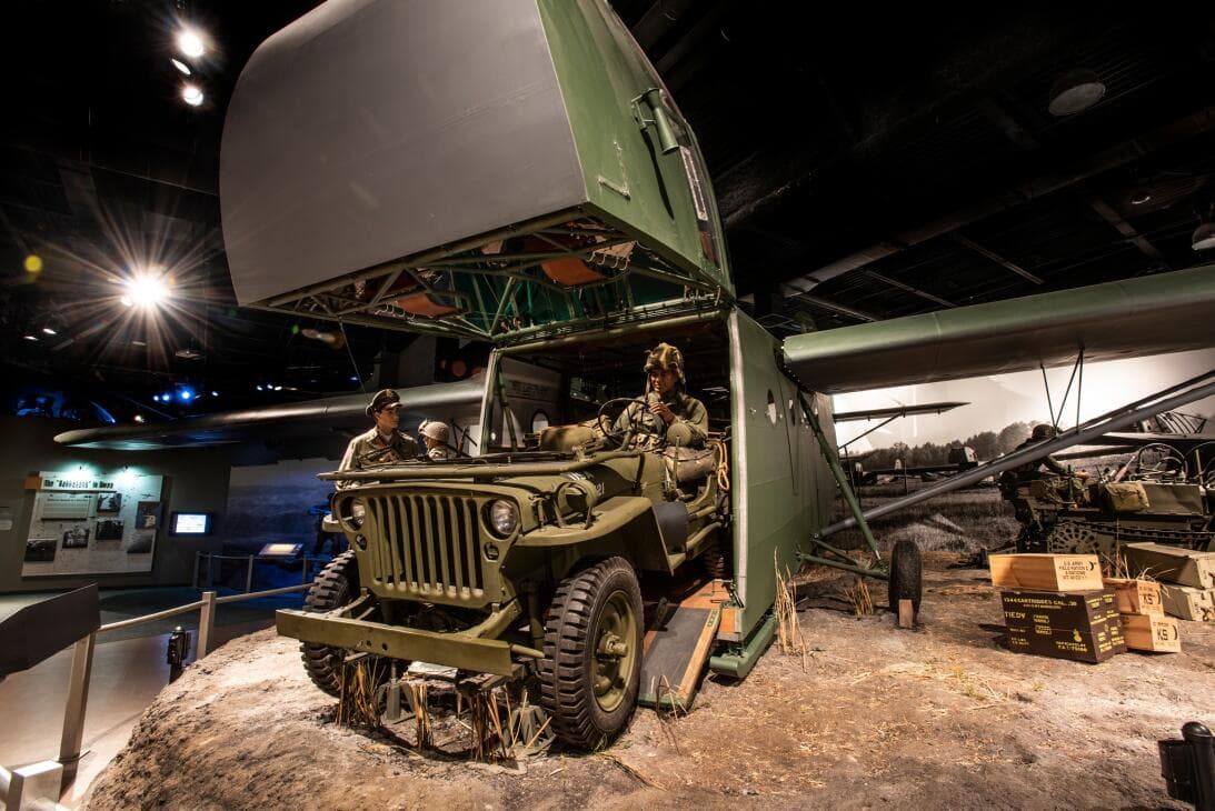 <b>Recuerda a los caídos</b>. 
<b><a href="https://www.univision.com/local/north-carolina-wuvc/atracciones-militares-destacadas-carolina-del-norte-2024-fotos">El estado cuenta con una gran historia militar, con reconocidos héroes y sitios que recuerdan hazañas de combate, entre otras</a></b>. Este fin de semana podrías aprovecharlo para ir a uno de estos destinos y conocer más sobre la herencia y los personajes militares históricos locales.