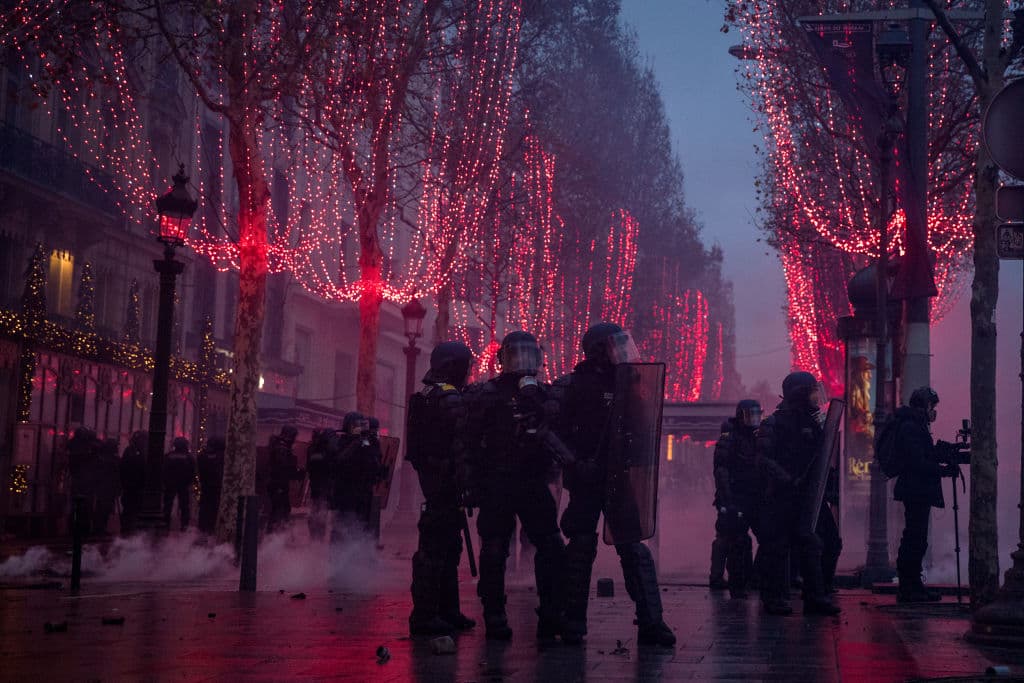 La policía hace guardia en una de las calles aledañas al Arco del Triunfo al anochecer de este 8 de diciembre en París.