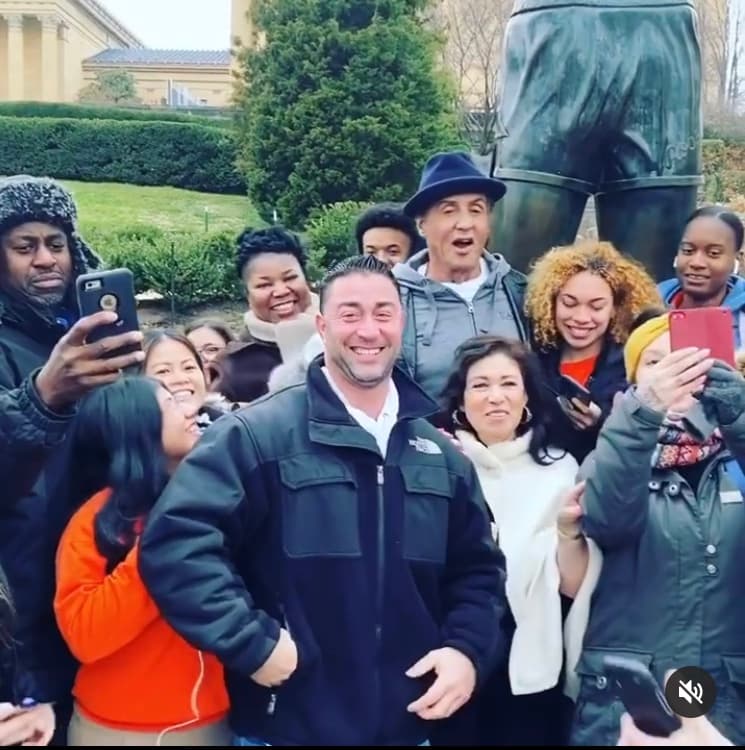 Stallone estaba en el área para filmar algunos videos promocionales cerca de la estatua.