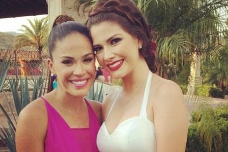 Como es tradición, la novia debe llevar algún accesorio prestado, una prenda azul, así como algo robado. Karla Martínez, quien ese día se convirtió en su cuñada, le prestó una cadena con una pequeña cruz que ella también llevó el día de su boda.