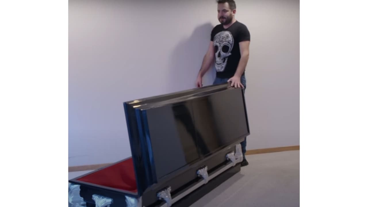 José Eduardo y el ataúd que se encuentra en su casa