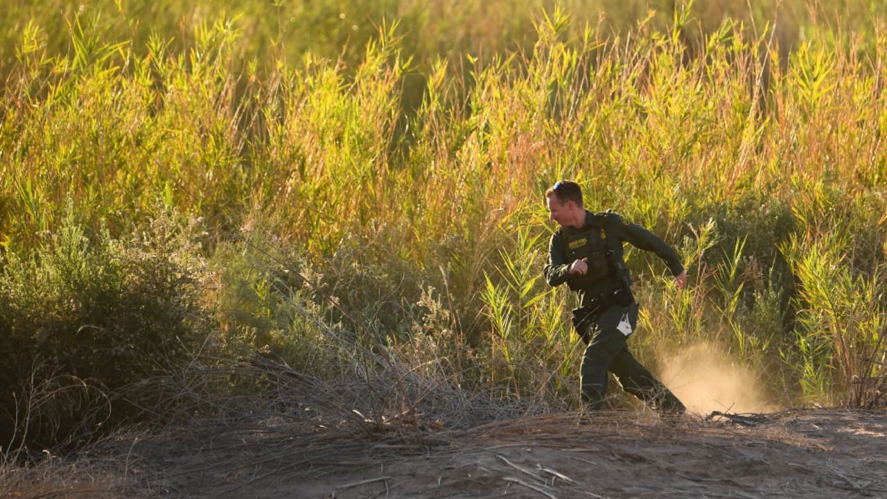 Lo acusan de agredir a un agente federal cuando lo detuvieron transportando inmigrantes indocumentados