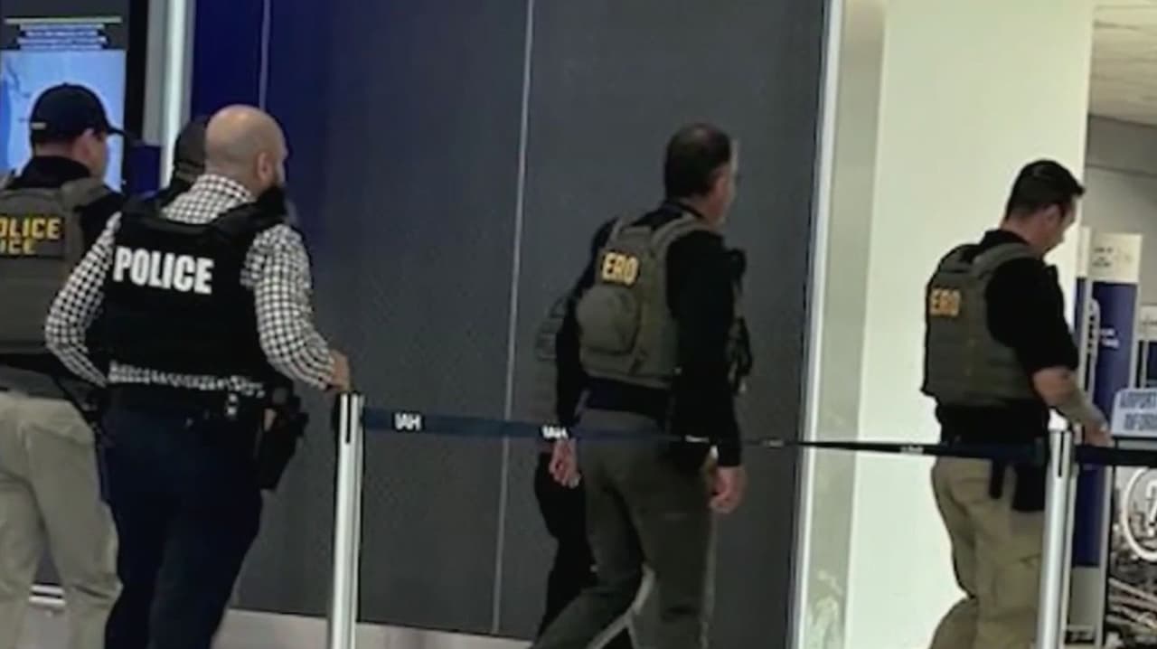 ICE en aeropuertos: ¿Qué debo hacer si tengo que viajar y temo por mi situación migratoria?