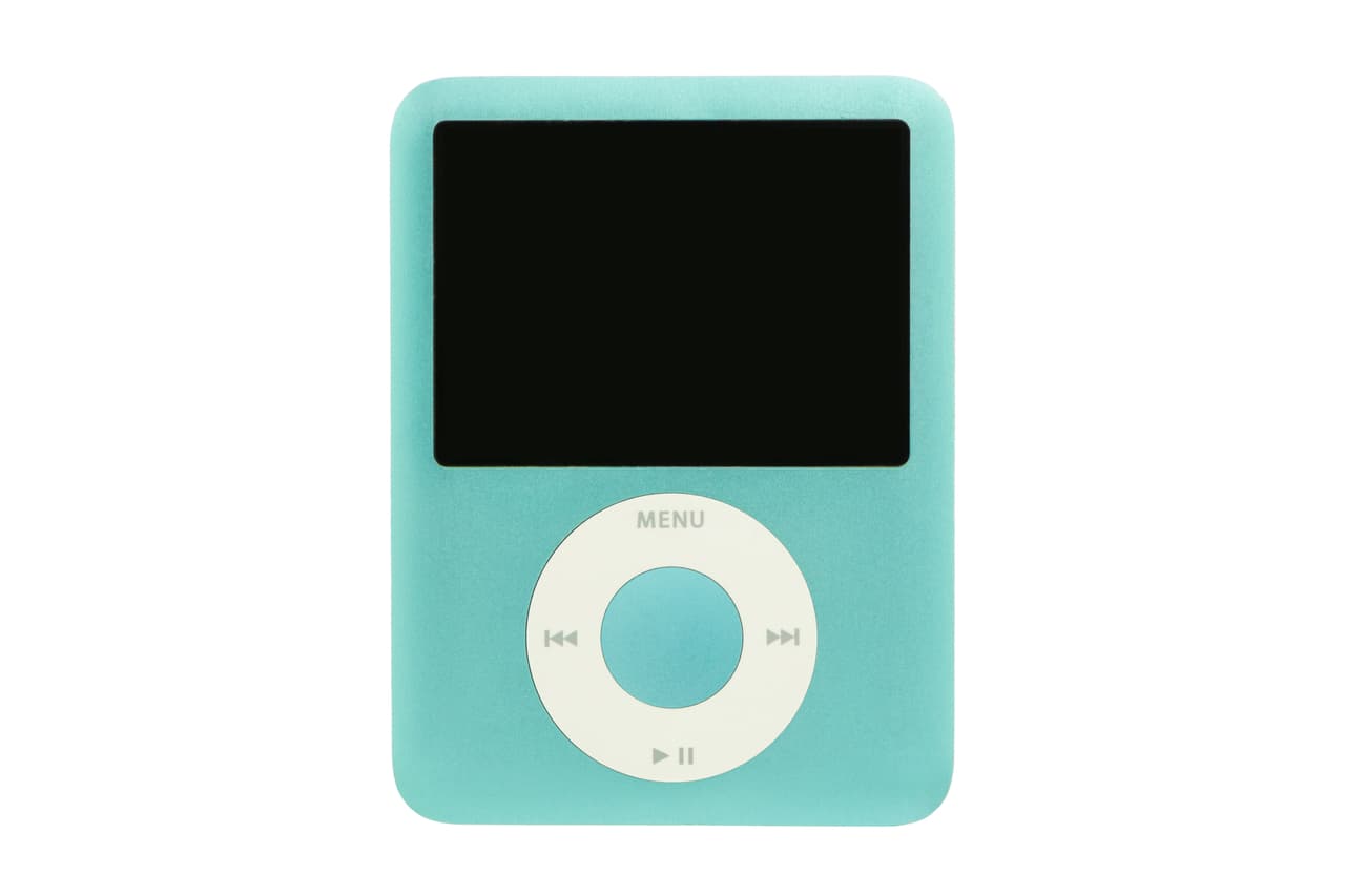 A partir de su lanzamiento en octubre de 2001, el iPod se convirtió en el reproductor portátil de música más popular del mundo y fue el artículo más vendido de Apple hasta ser superado por el iPhone en 2010.