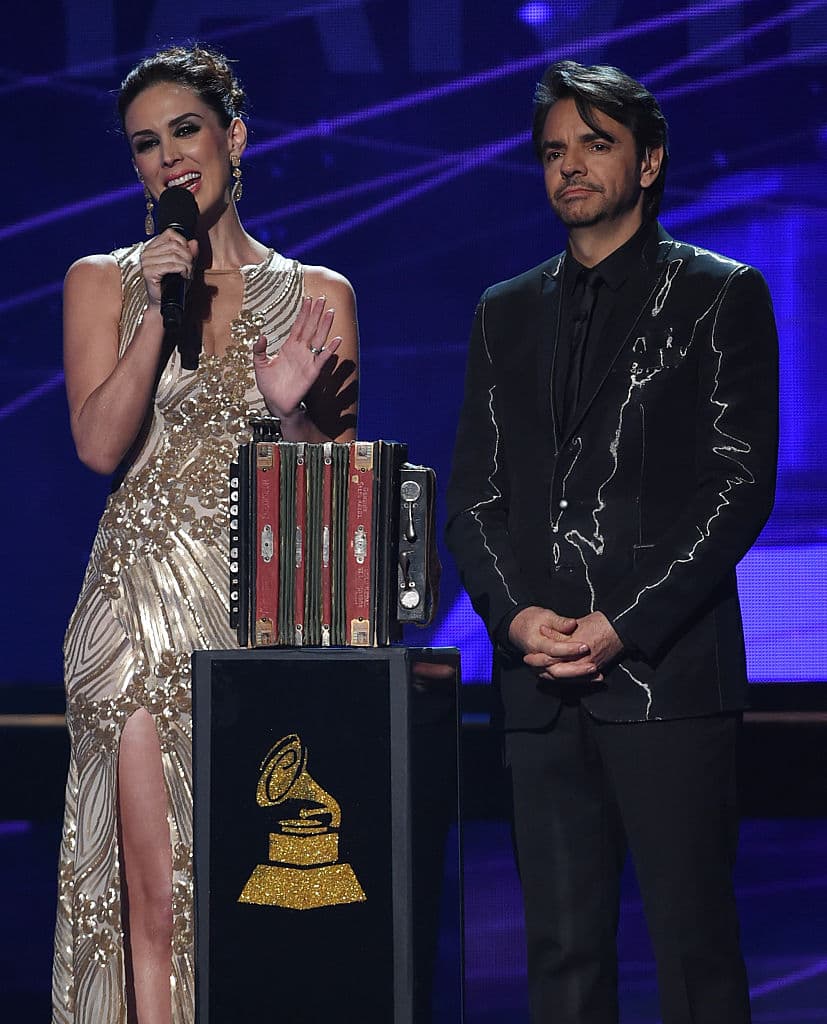 Jacqueline Bracamontes acompañó a la conducción de los Latin GRAMMY en el 2014 a Eugenio Derbez y se volvió a vestir de anfitriona en el 2015.