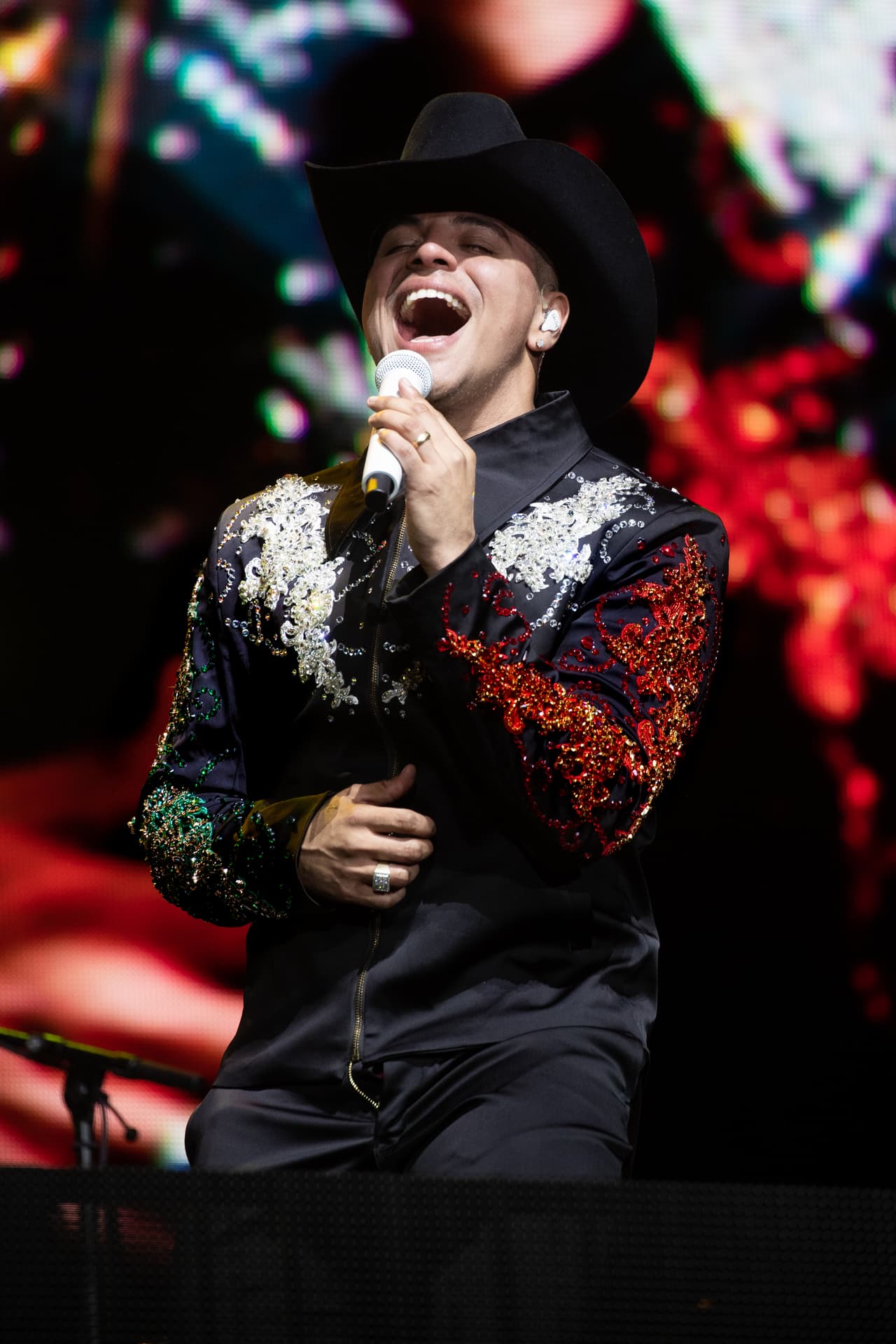 Eduin Caz se caracteriza por su carisma en el escenario y estilo para cantar.