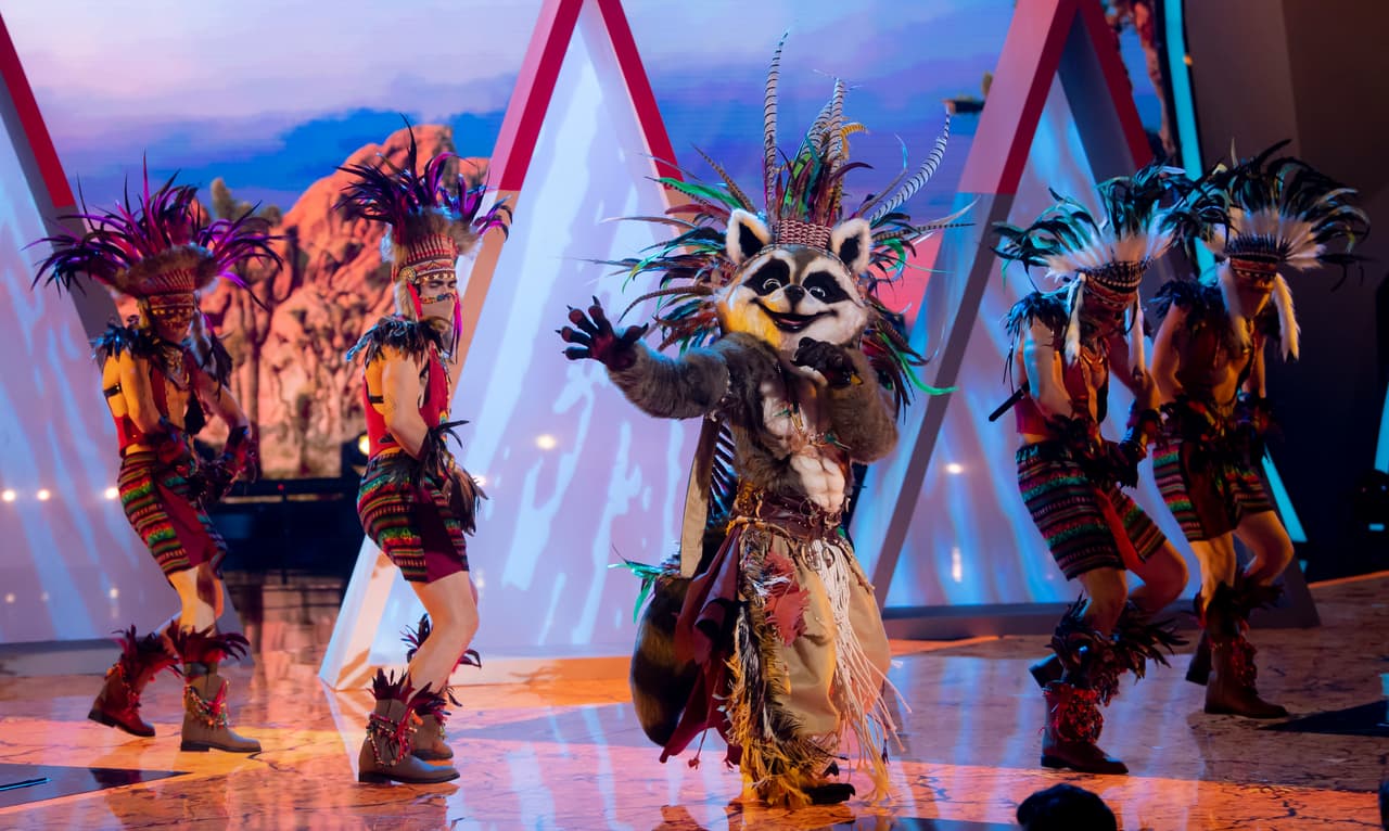 Por último tocó el turno de Apache con un gran número de regional mexicano con el tema 'Que Te Ruegue Quien Te Quiera'.