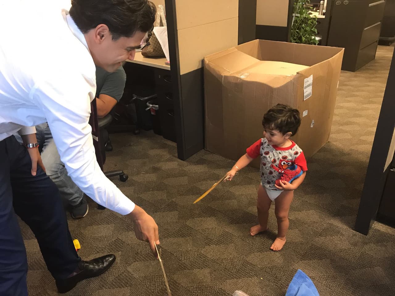 Orlando parecía otro niño jugando con su pequeño.