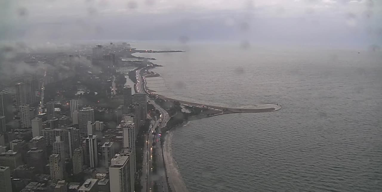 La lluvia intensa se retira afuera de la zona a las 8:00AM. Podríamos tener unas lloviznas pasajeras.