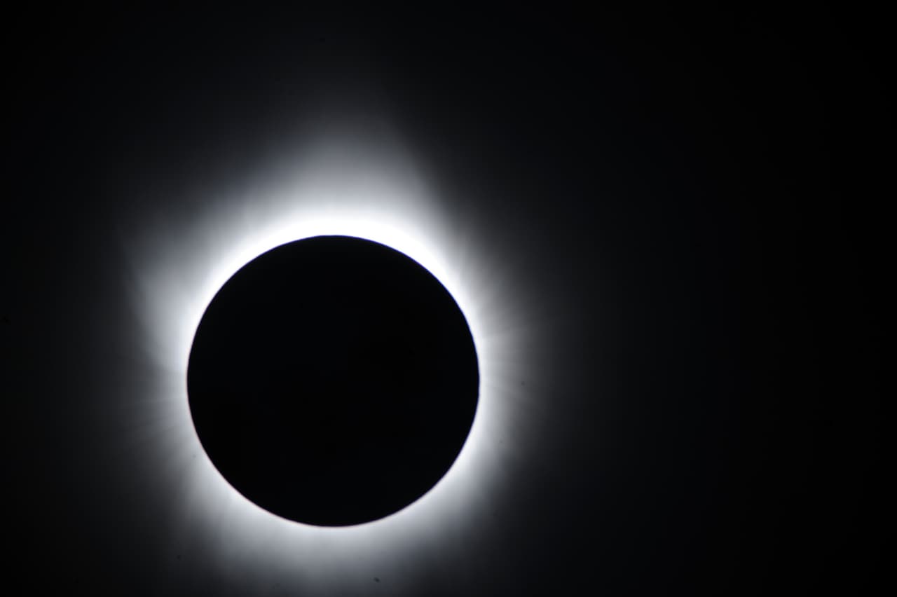 <b>Eclipse Halley en Inglaterra, 1715 A.D.</b> El astrónomo alemán Johannes Kepler desarrolló la comprensión científica moderna de los eclipses solares, pero murió en 1630 antes de hacer predicciones efectivas. Entonces, el crédito por las primeras predicciones verdaderamente científicas de un eclipse solar en la historia van al astrónomo inglés Edmund Halley, quien también descubrió el famoso cometa que lleva su nombre.
<br>En 1705, Halley publicó una predicción para un eclipse solar que sería visible sobre la mayor parte de Inglaterra, basado en la teoría de la gravitación universal desarrollada por su amigo Isaac Newton. Halley también publicó un mapa del camino predicho del eclipse, e invitó a los astrónomos y a los miembros del público a hacer sus propias observaciones del acontecimiento.
<br>Halley mismo observó el eclipse, que resultó ser un eclipse anular. 
<b>Se observó alrededor de la Luna un anillo luminoso. </b>