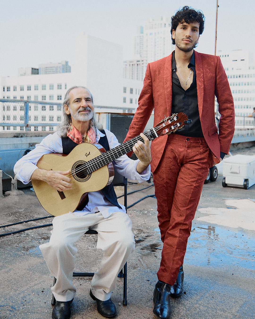 El video y canción, cargado de influencias del flamenco español, hablan sobre el sentimiento de desamor cuando una relación acaba.