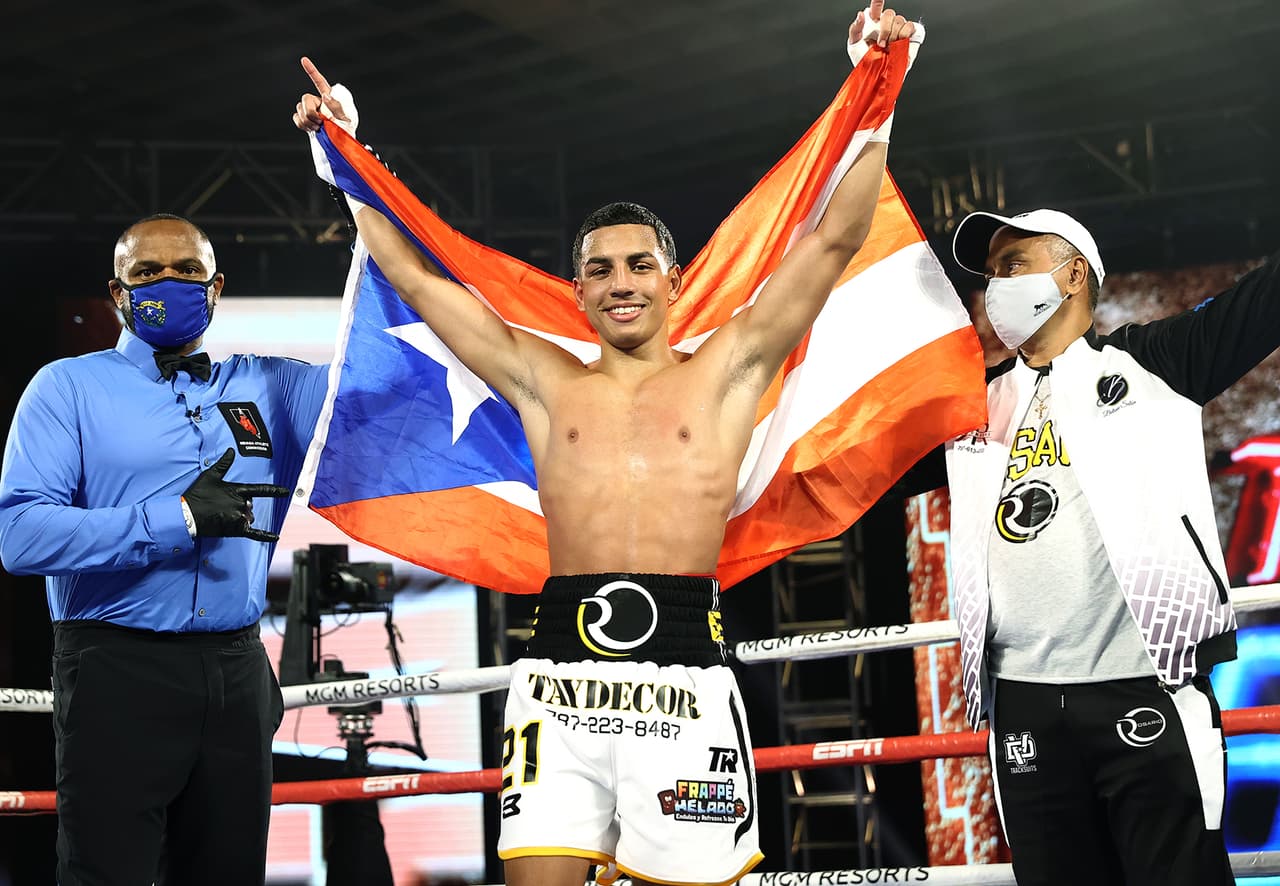 Omar Rosario venció a Uriel Villanueva en el segundo asalto en combate de peso superligero.