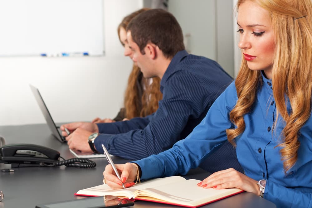 <b>VIRGO</b>
<br>Son demasiado organizados y disciplinados, pero su perfeccionismo puede rayar en obsesión. Suelen preocuparse de más por estar dándole mil vueltas al asunto y eso puede afectarles en su trabajo. Deben confiar en sus grandes habilidades y dejar que su excelente trabajo hable por sí mismo.