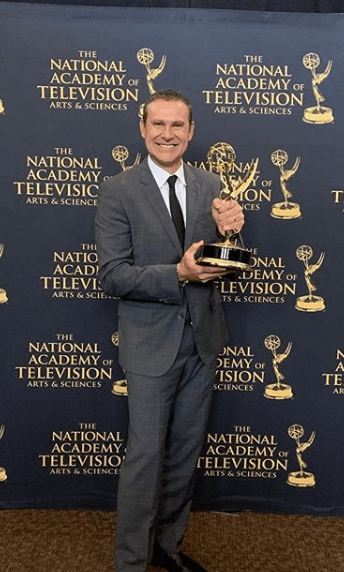 La fotografía familiar no ha sido lo único que lo ha puesto nostálgico, hace unos meses también recordó a su papá cuando recibió el segundo Emmy para Despierta América. 
<br>