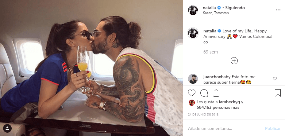 Maluma y Natalía comenzaron su relación sentimental en 2017. El 24 de junio de 2018, la modelo publicó en Instagram una fotografía besando a su novio a bordo de un avión para festejar su primer año juntos.