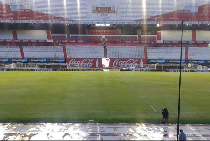 RIver Plate posterga su debut en la liga argentina por tormenta en el Monumental