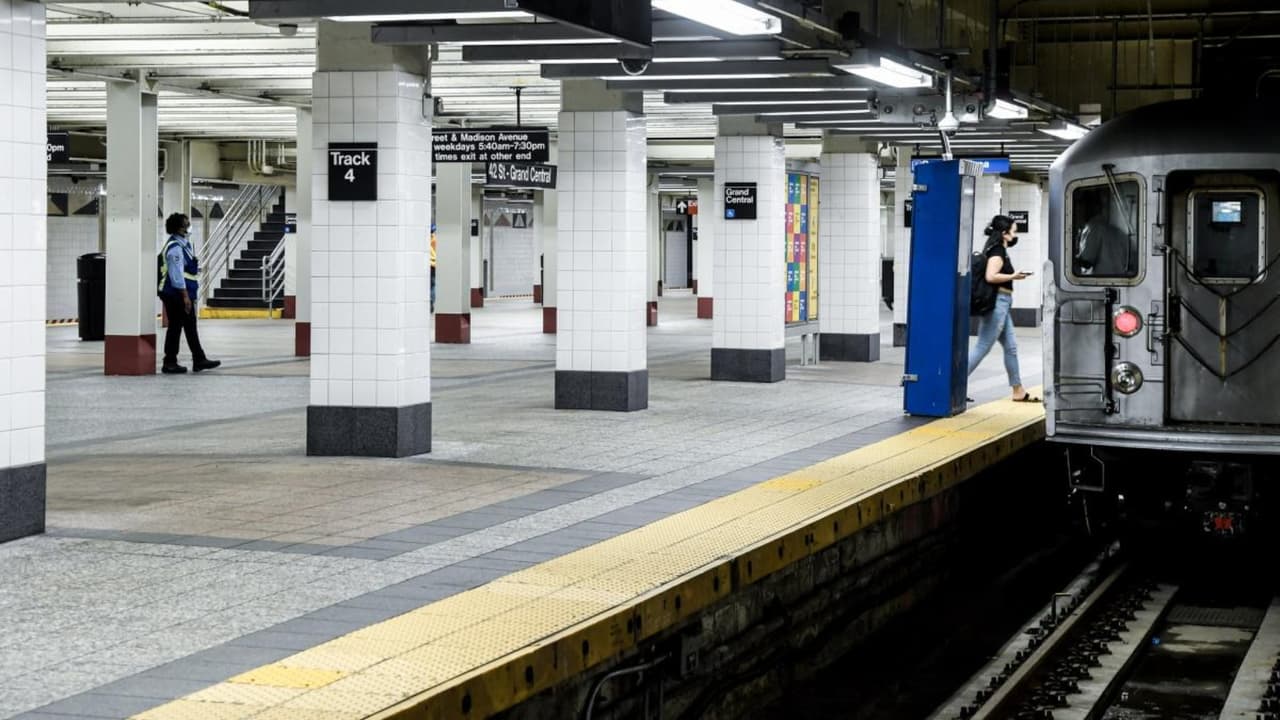 Cae a las vías y un tren lo atropella: hombre pierde una pierna en el metro de NY