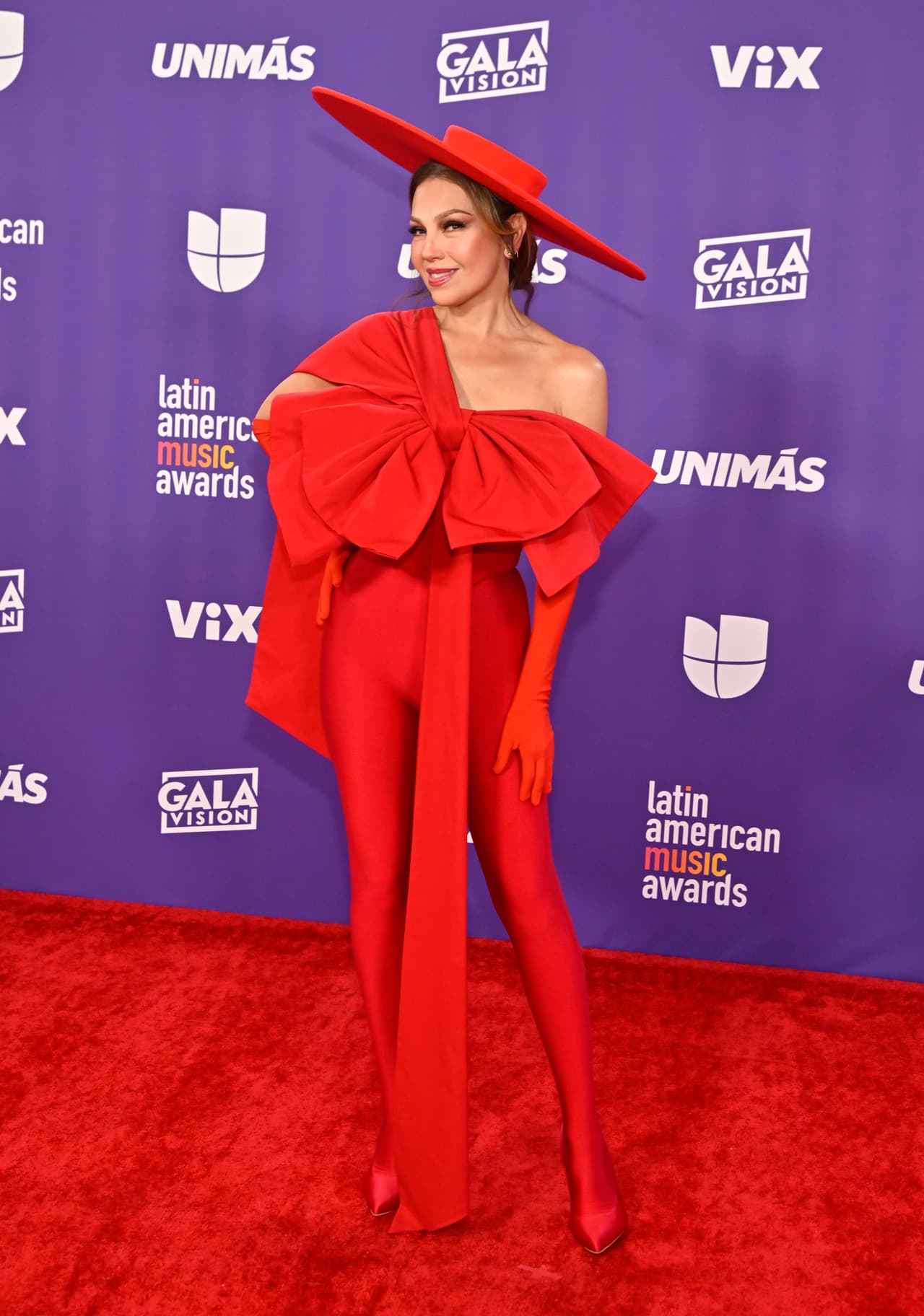 <b>Thalía</b> 
<br>
<br>La presentadora de los Latin American Music Awards 2024 eligió un look monocromático lleno de dramatismo.