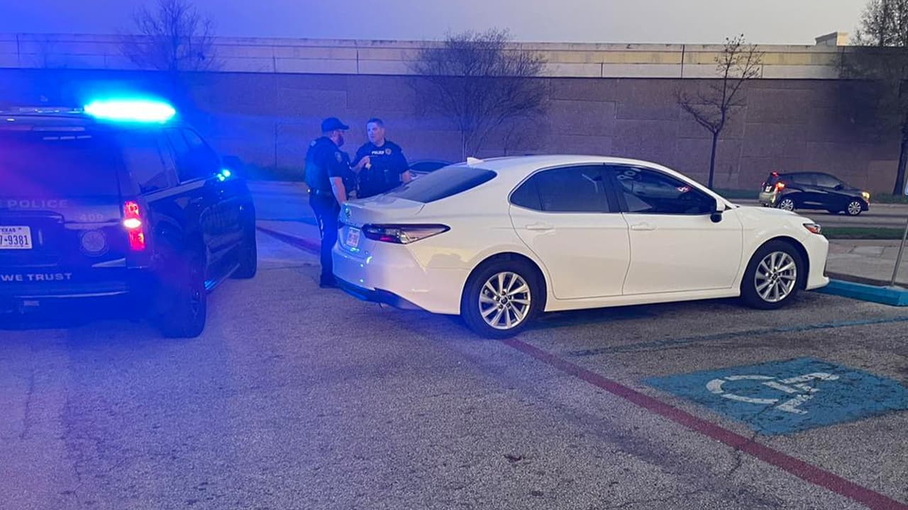 La venta le pareció sospechosa al comprador por ser un valor mucho menos de su precio real y le pidió tomarle una foto a la licencia de la mujer.