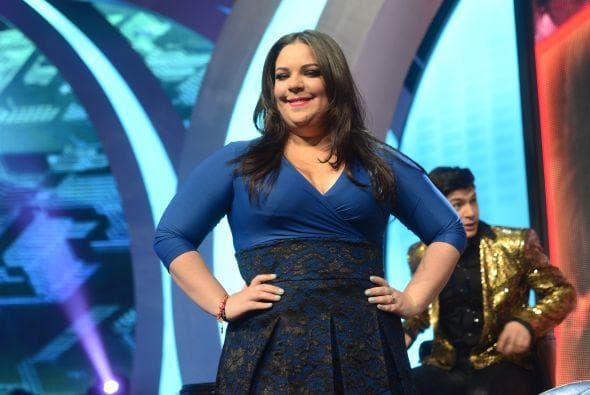 'Cómo Llorar' es un tema de desamor. Trata sobre una mujer a la que su pareja abandona por irse con otra. Es en ese momento en el que no hay posibilidad de retroceder. Ahí es cuando llegan las ganas de llorar, pero no hay nada qué hacer, sólo hay que dejarlo ir.